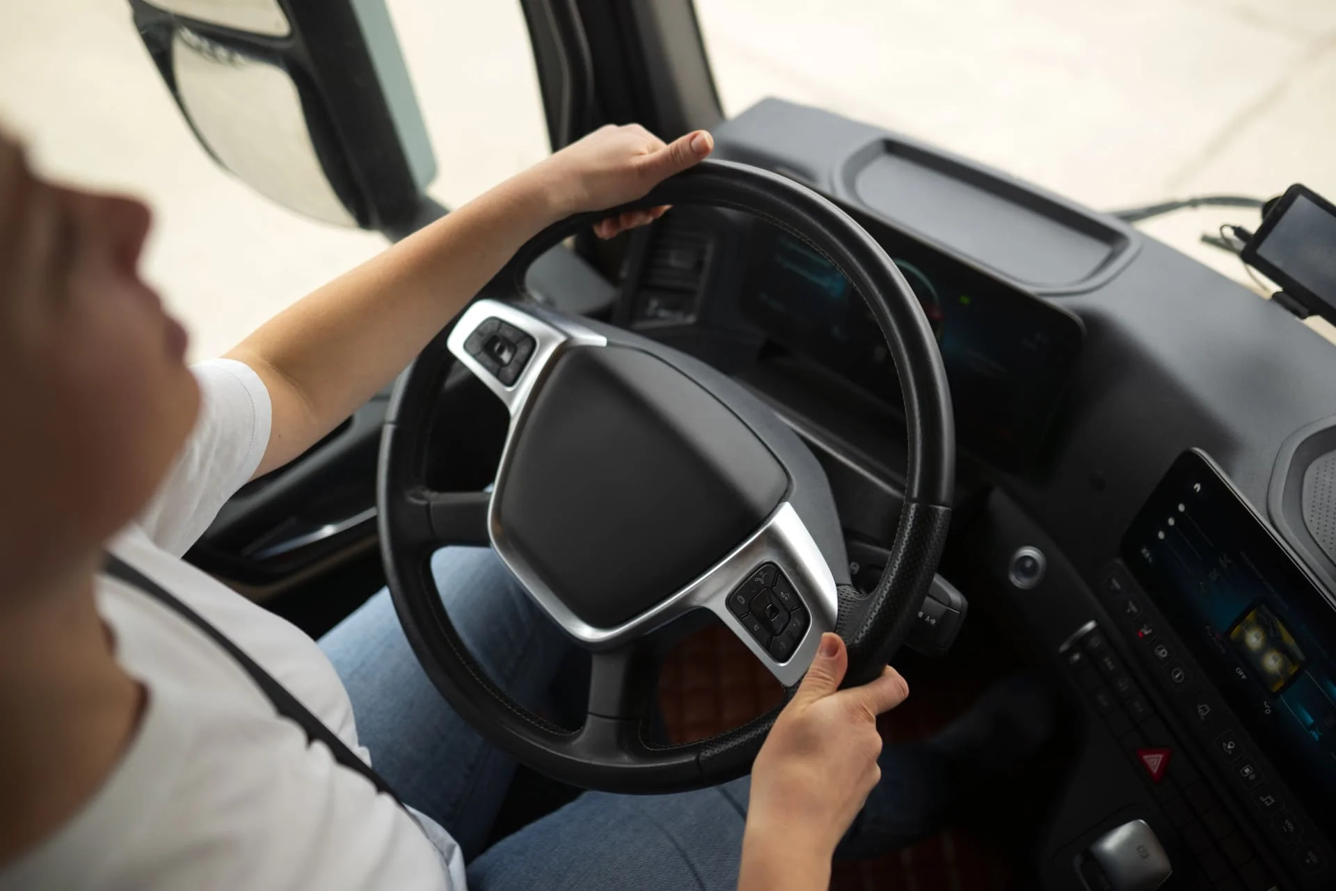 Chauffeuse poids lourds au volant
