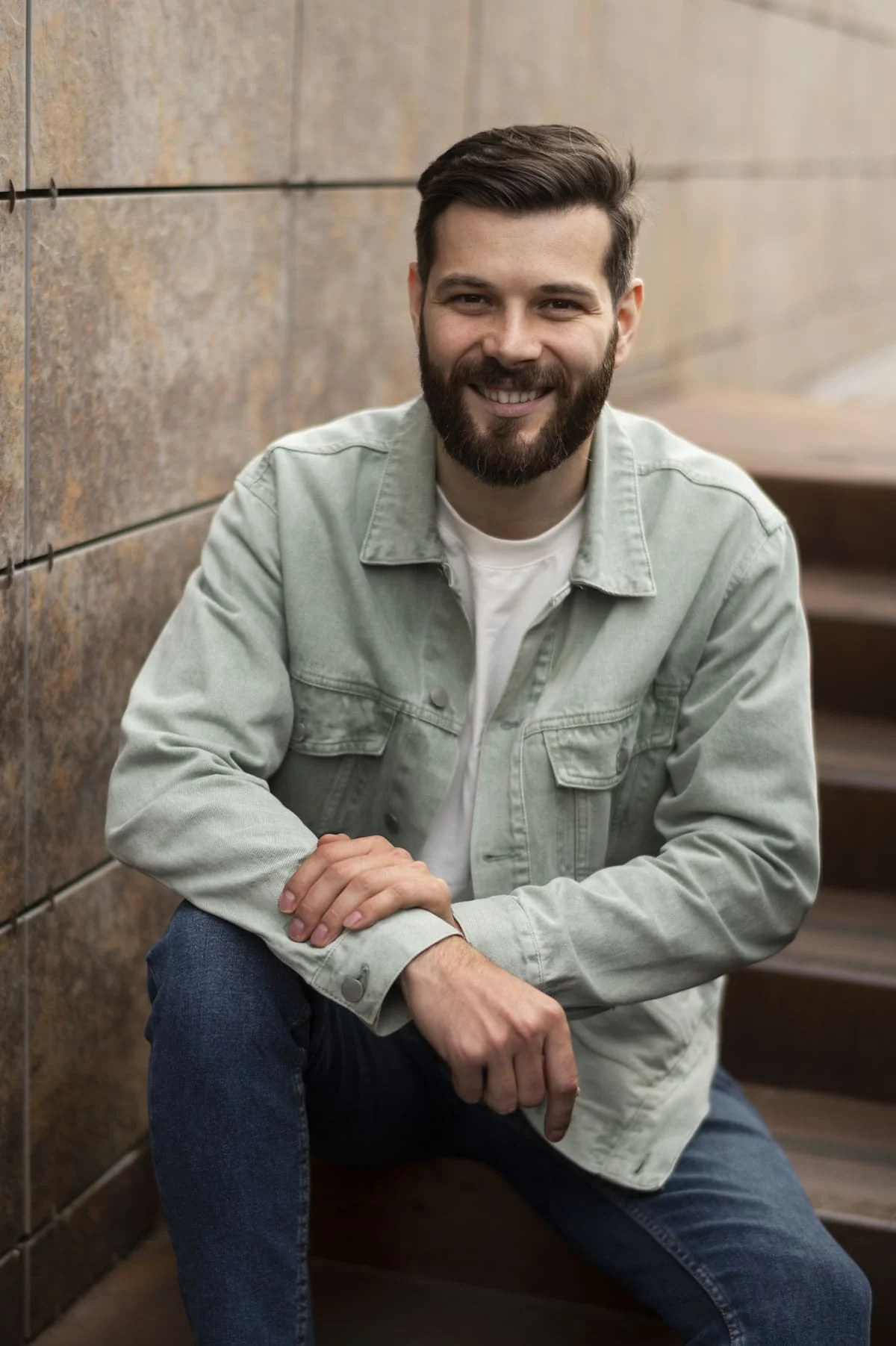 Portrait d'un homme assis sur un escalier