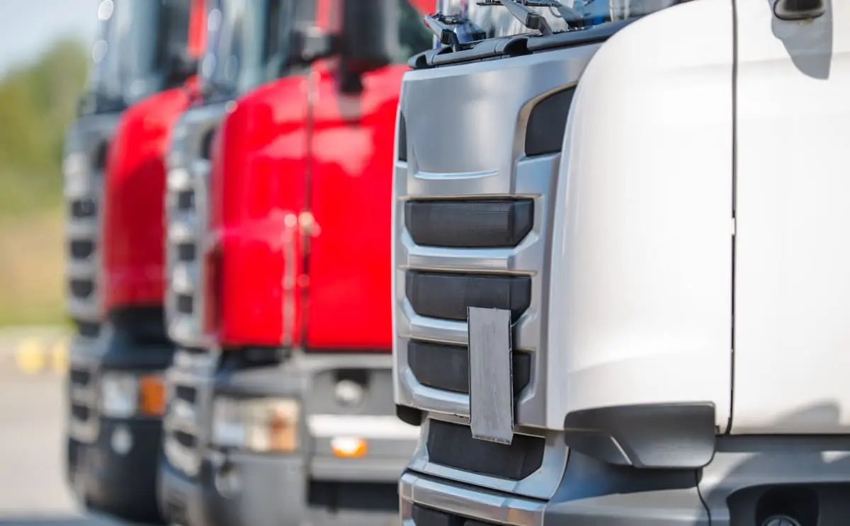 Flotte de camions rouges et blancs