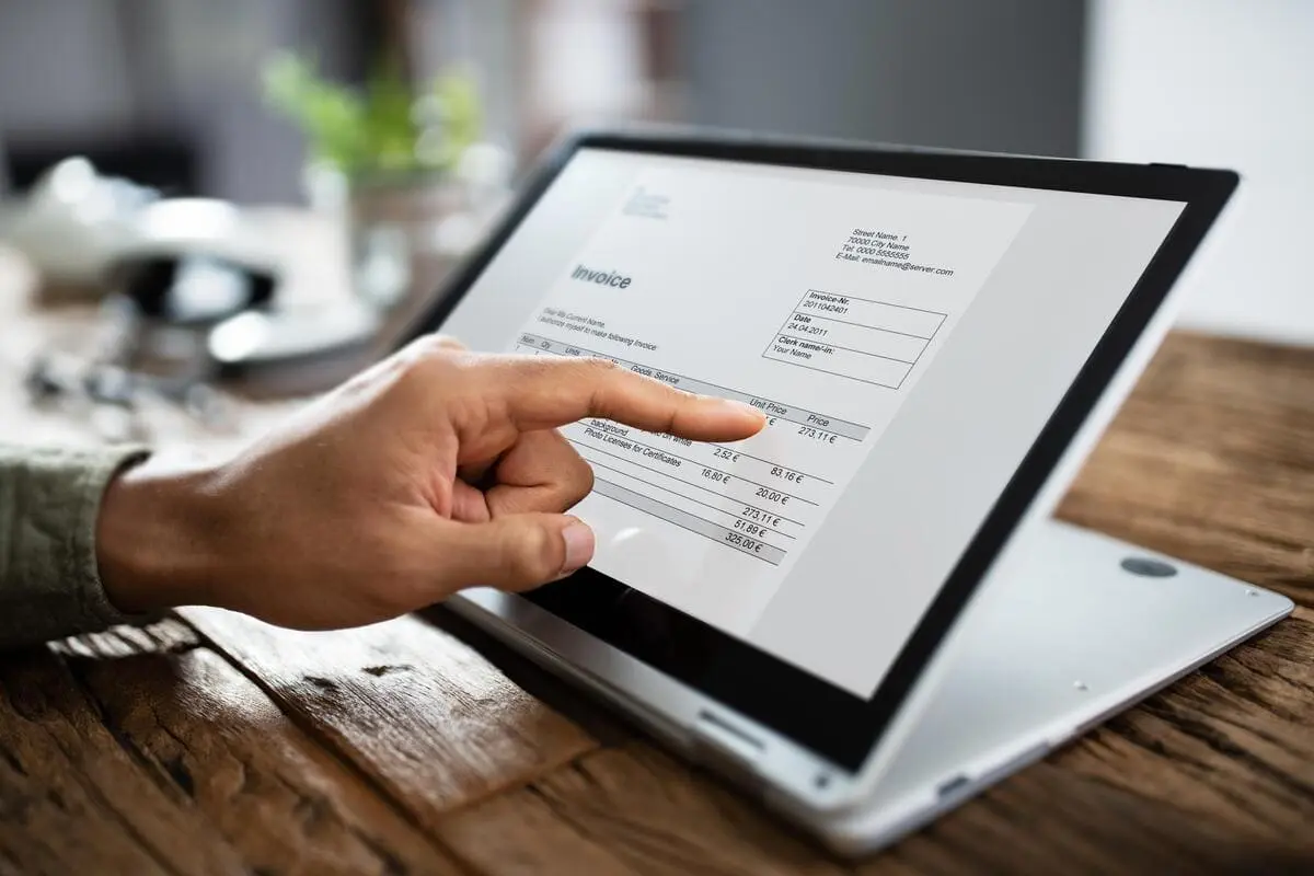 Personne en train de générer un devis en ligne sur sa tablette