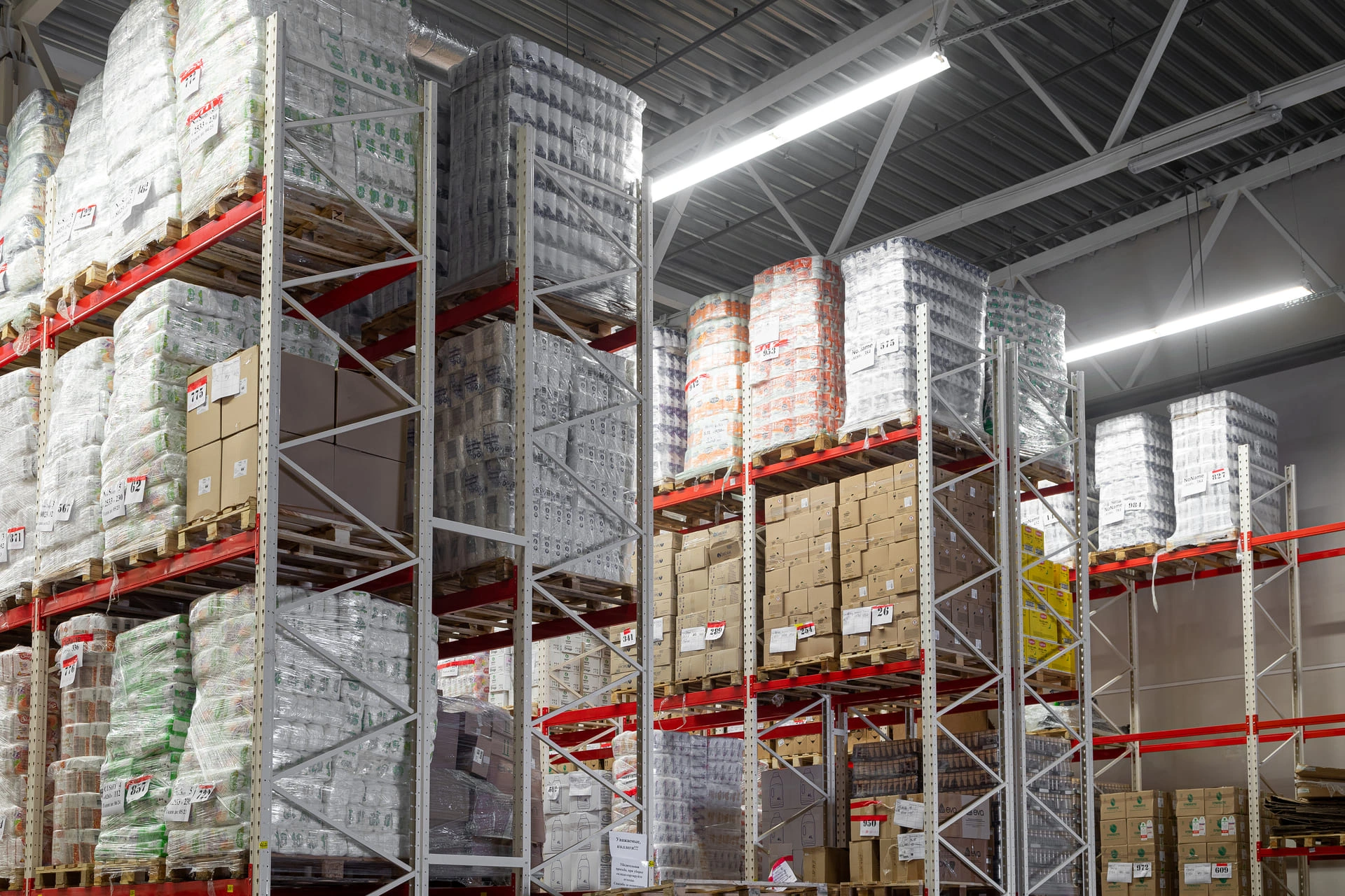 Palettes de marchandises dans un hangar
